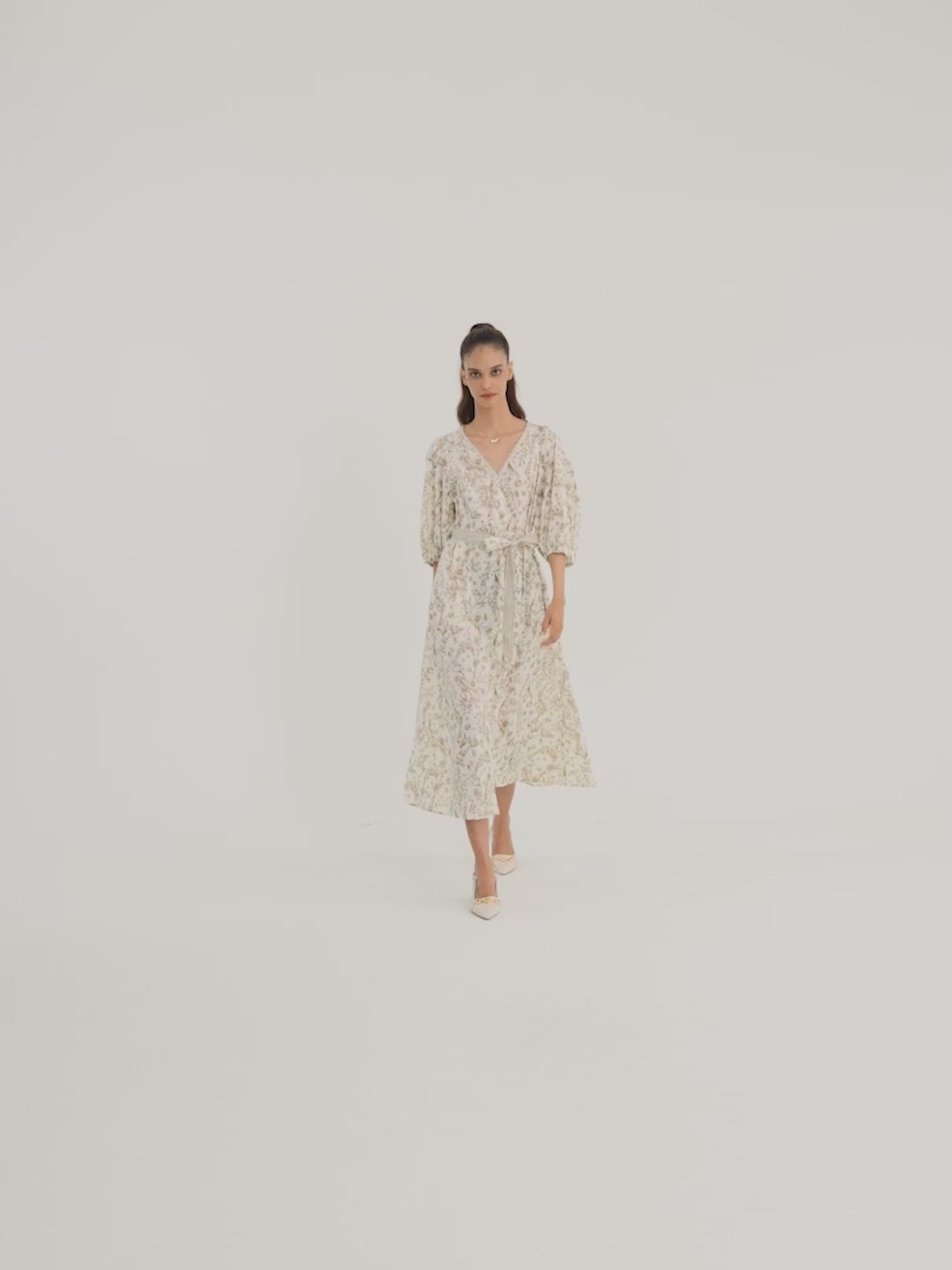 Robe longue imprimée florale à col en V et manches bouffantes