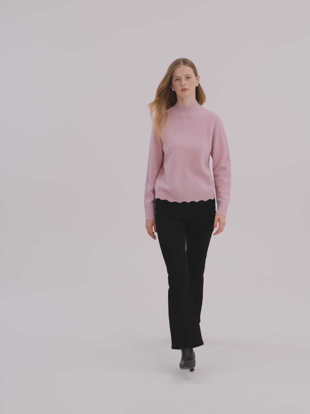 Pull femme en laine rose à col montant